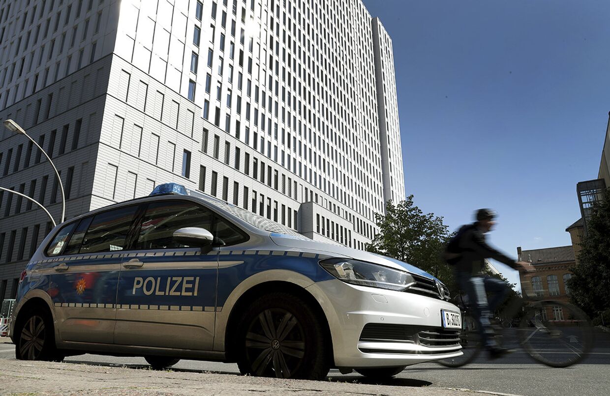 Полицейский автомобиль у больничного комплекса Шарите в Берлине