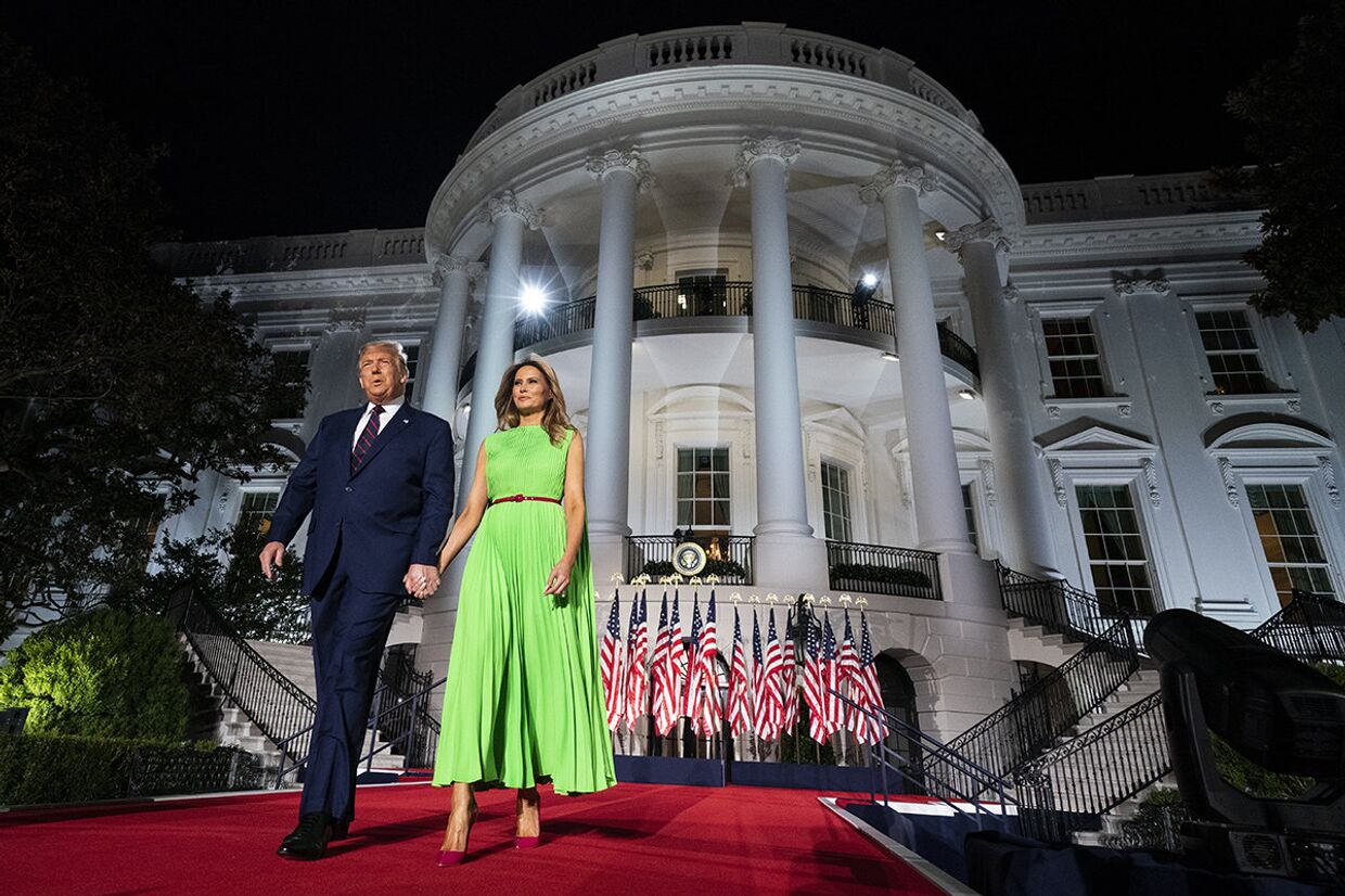 Президент США Дональд Трамп и первая леди Мелания Трамп у Белого дома в Вашингтоне