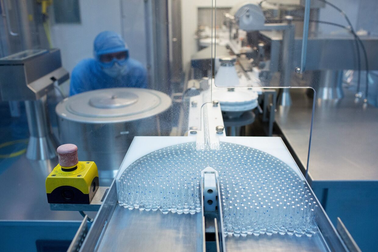 Производство вакцины от COVID-19 на фармацевтическом заводе Биннофарм в Московской области