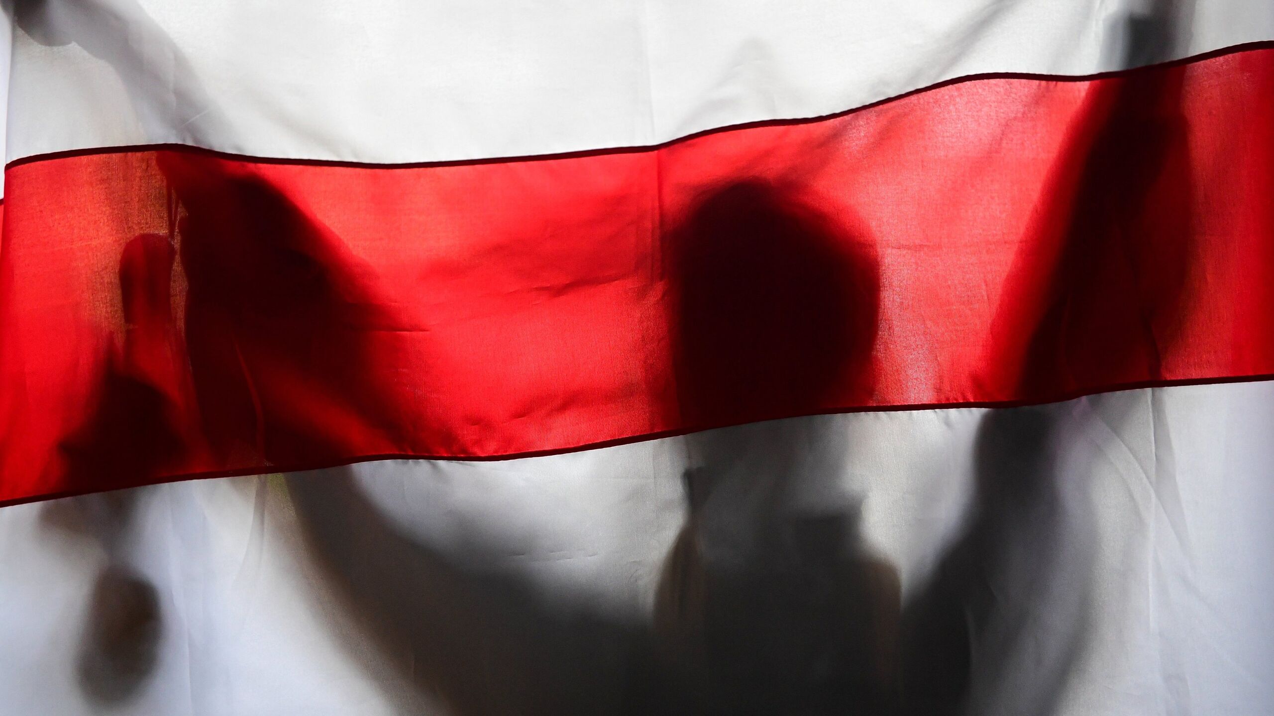 Фото флага бело красно белый. БЧБ флаг. Флаг Белоруссии БЧБ. Флаг белорусской оппозиции бело красно белый. Белорусский флаг БЧБ.