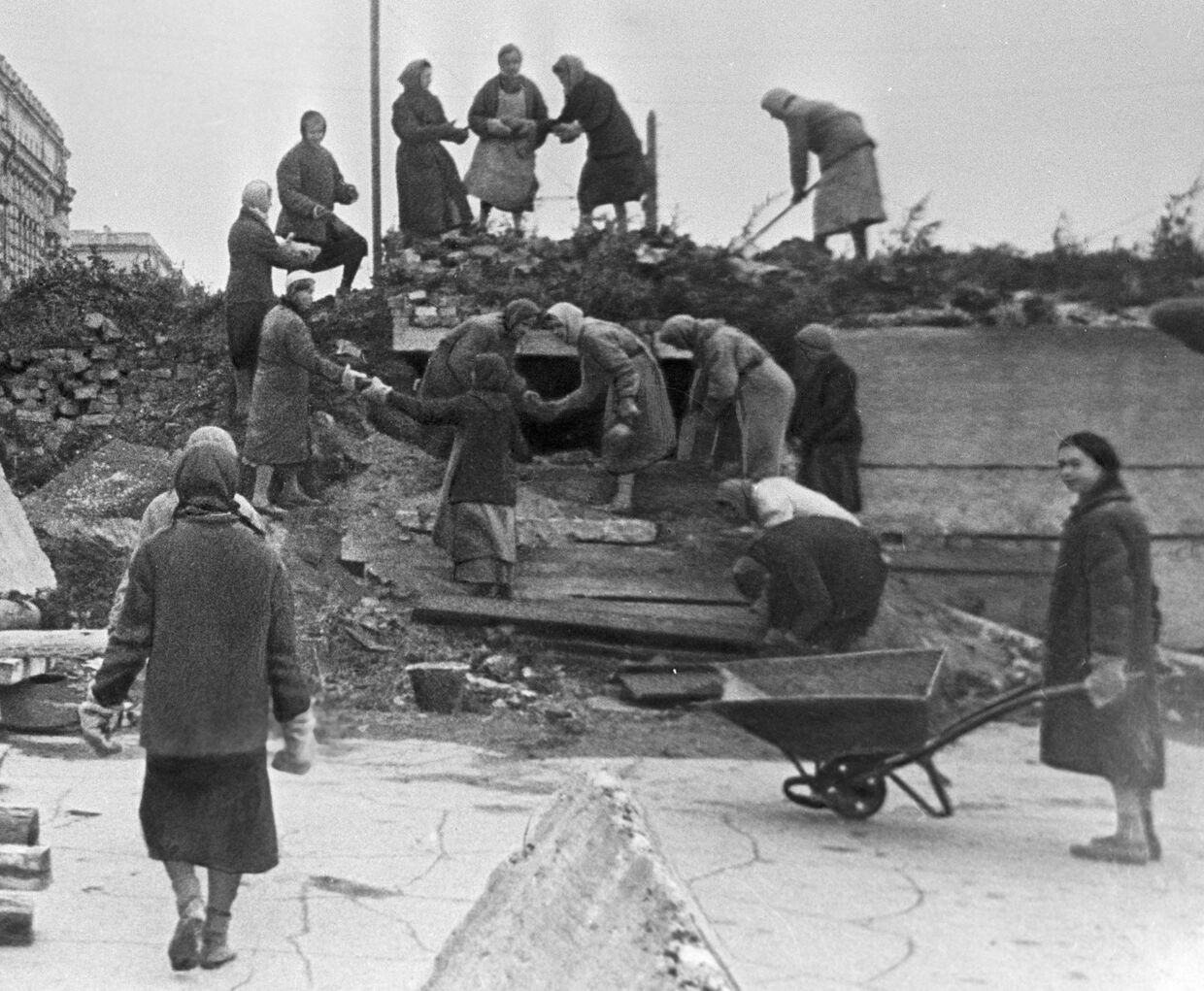 Жители блокадного Ленинграда на строительстве оборонительных сооружений
