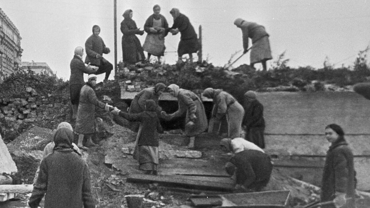Жители блокадного Ленинграда на строительстве оборонительных сооружений