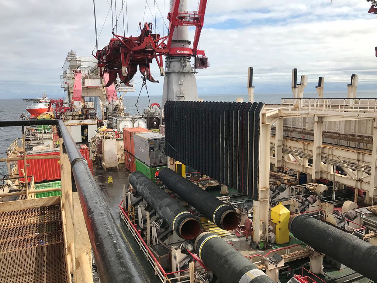 Трубоукладчик Allseas Solitaire прокладывает трубы для Nord Stream 2 в Балтийском море