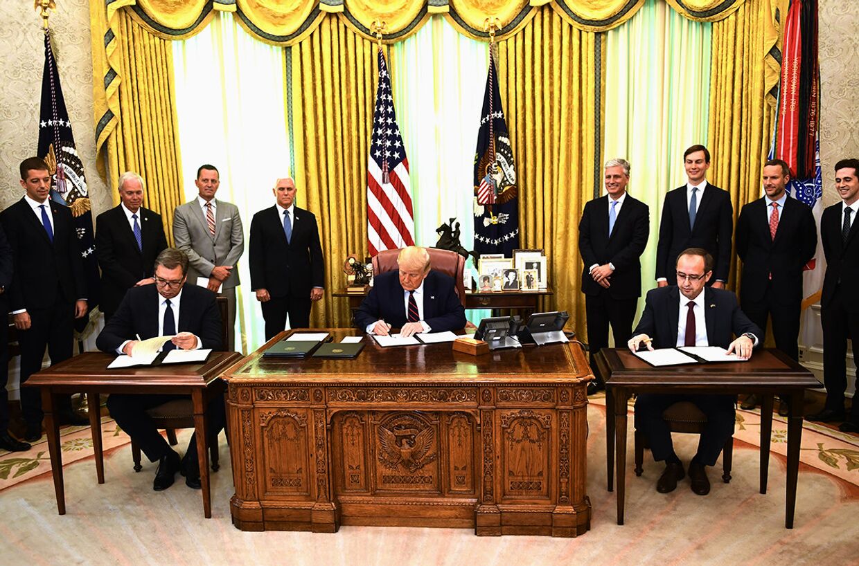 Президент США Дональд Трамп, премьер-министр Косово Авдулла Хоти и президент Сербии Александр Вучич