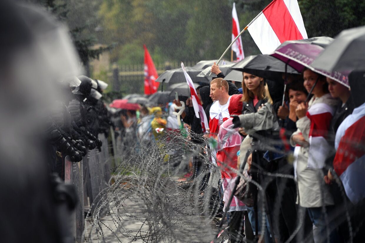 Участники несанкционированной акции оппозиции Марш единства и сотрудники милиции на одной из улиц в Минске