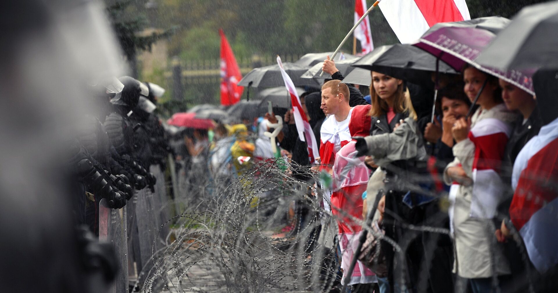 Участники несанкционированной акции оппозиции Марш единства и сотрудники милиции на одной из улиц в Минске - ИноСМИ, 1920, 11.08.2021