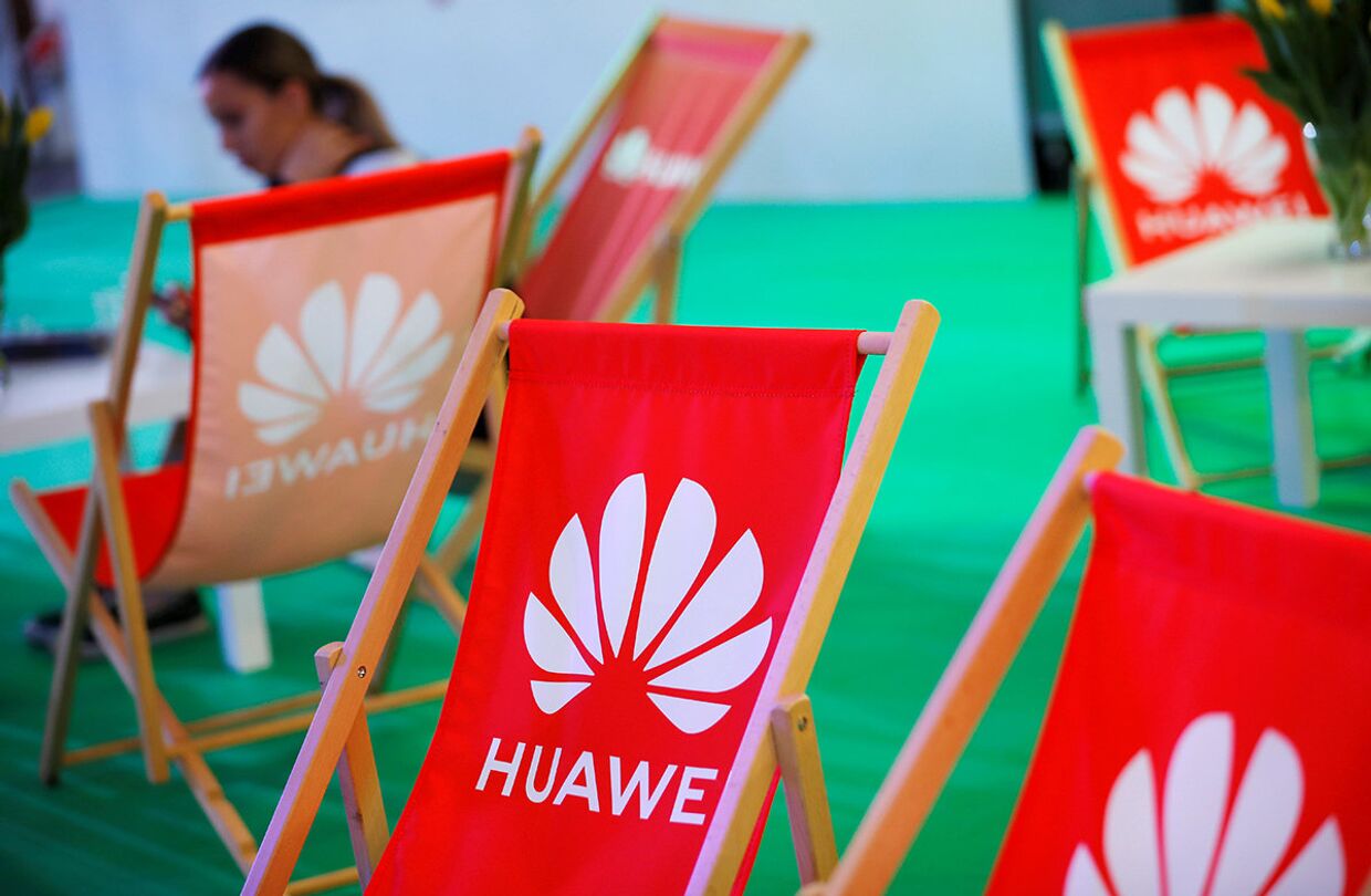 Логотип Huawei на стенде компании во время выставки в Польше