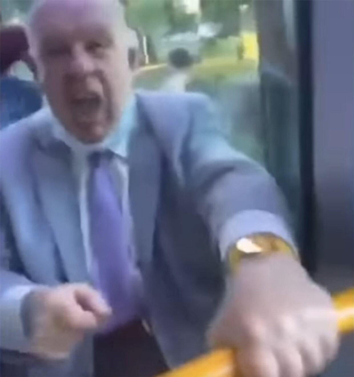 Пенсионера, выкрикивающего расисткие оскорбления побили в лондонском автобусе