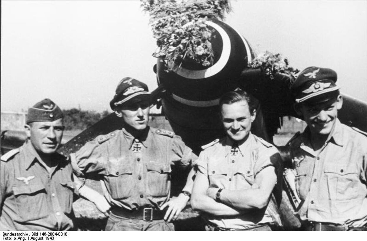 Гюнтер Ралль (второй слева) после своей 200-й воздушной победы. Второй справа — Вальтер Крупински
