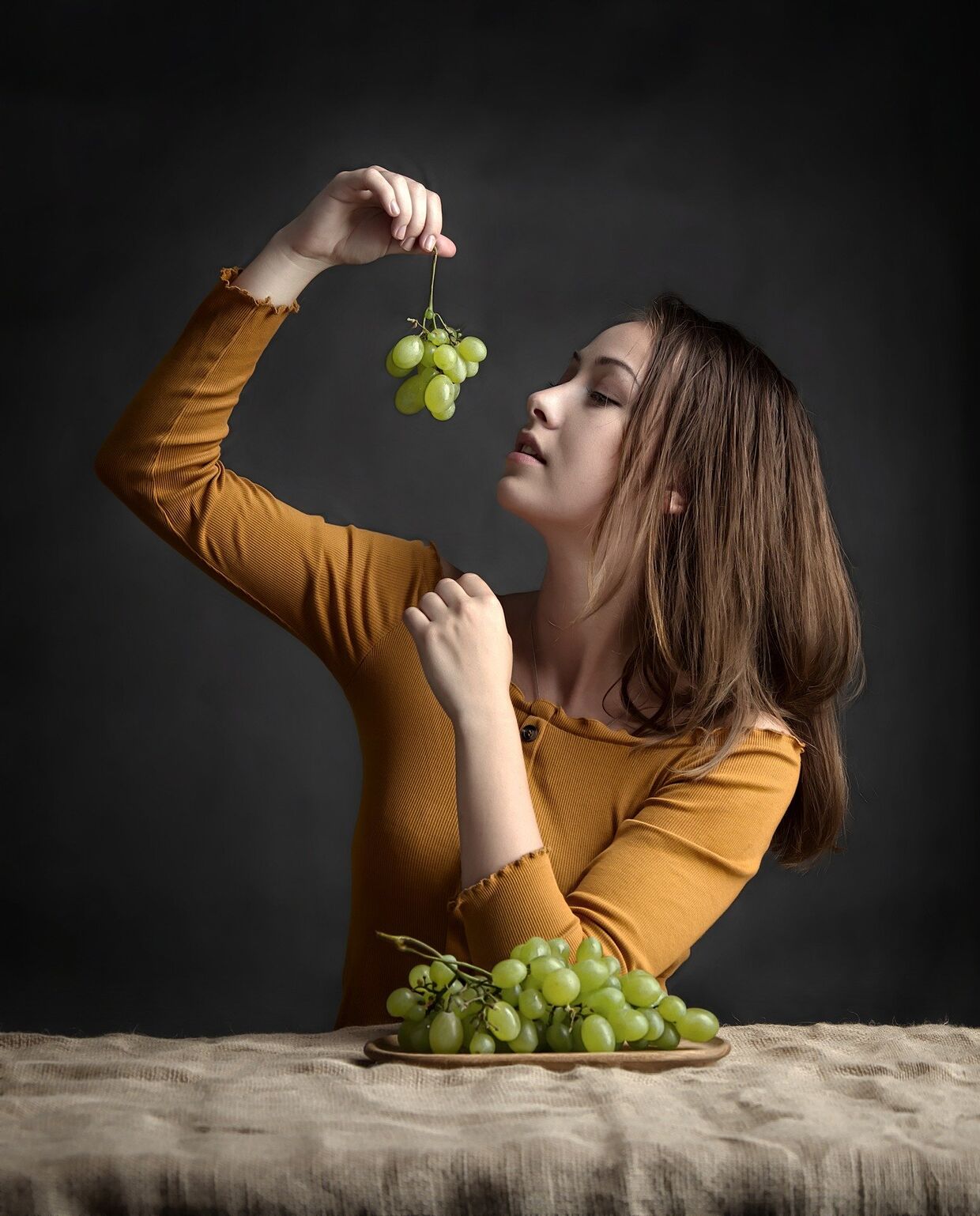 Девушка ест виноград