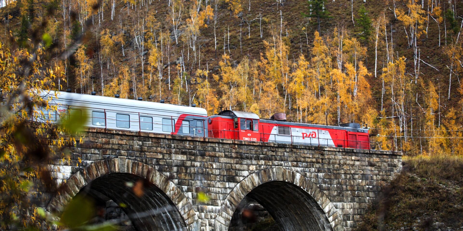 Поезд проезжает мост - ИноСМИ, 1920, 20.12.2025