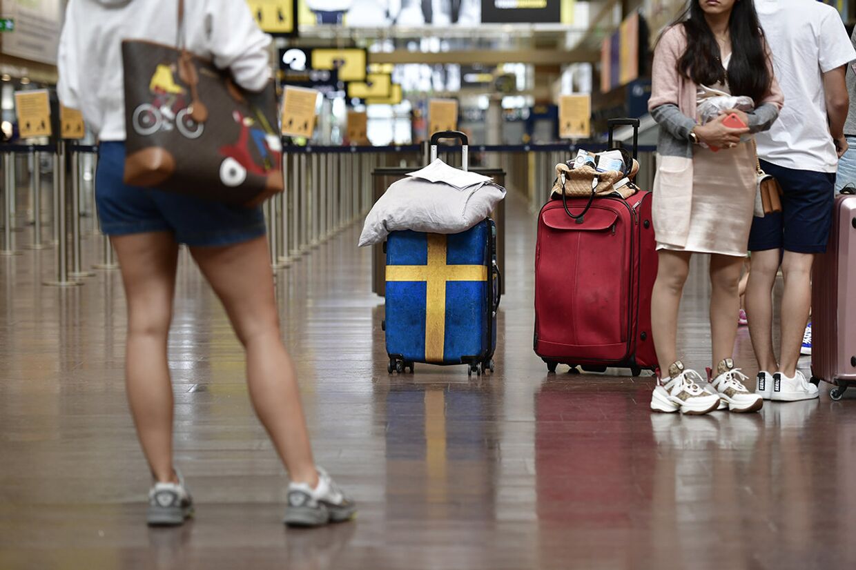 Пассажиры в аэропорту Арланда в Стокгольме, Швеция