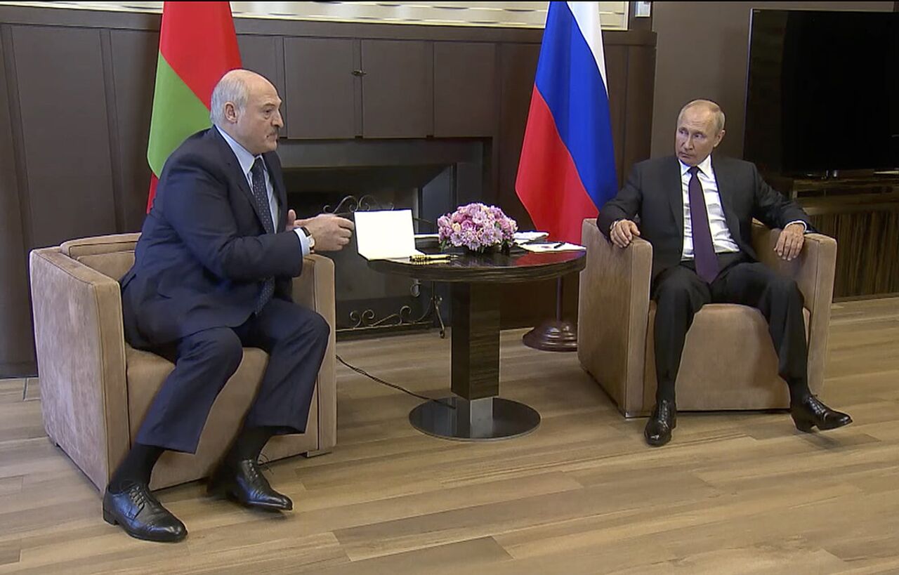 Лукашенко в Сочи Путин на коленях