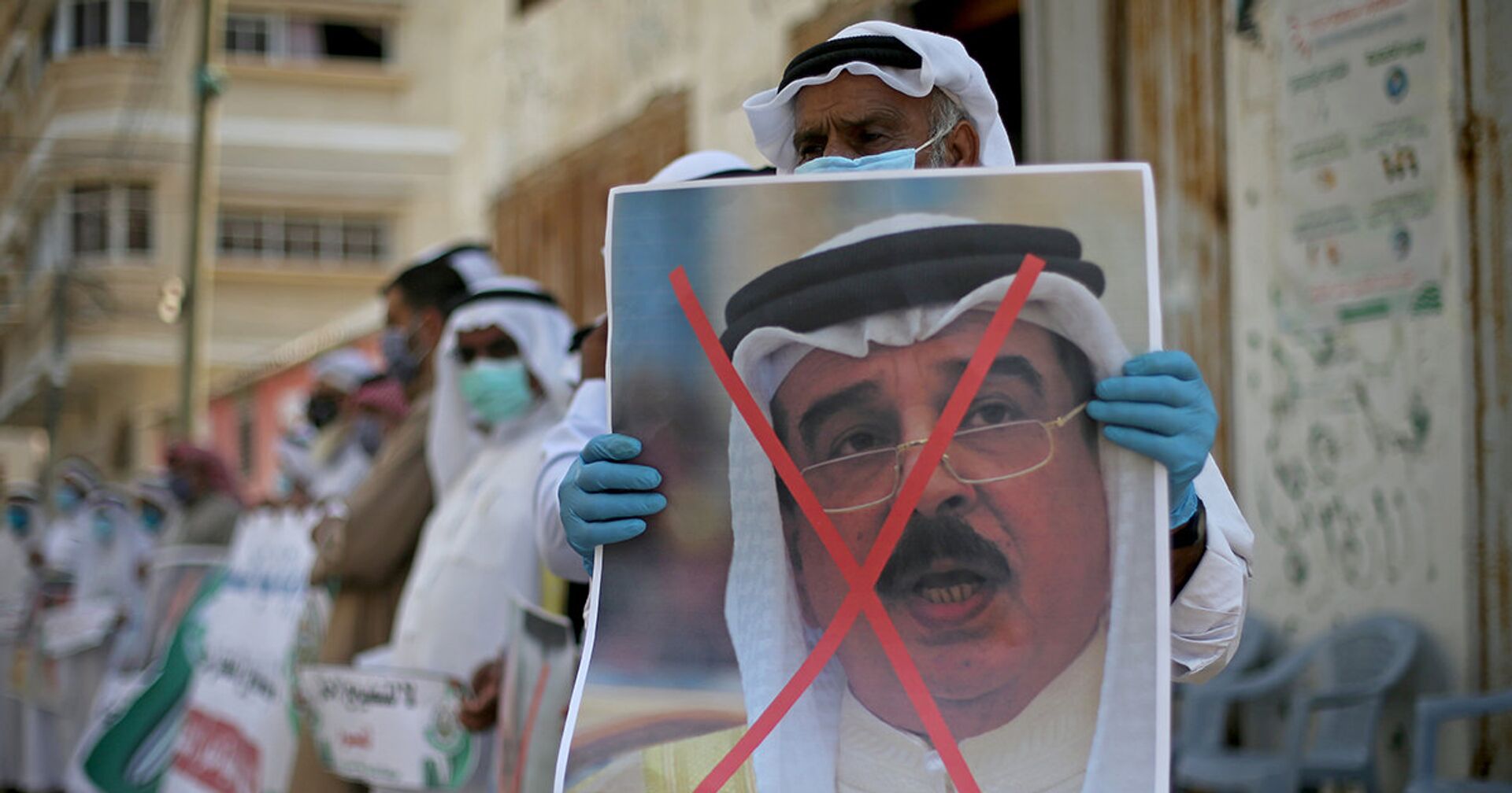 Перечеркнутый плакат с изображением короля Бахрейна Хамада бен Исы Аль Халифы во время акции протеста в Секторе Газа - ИноСМИ, 1920, 15.09.2020