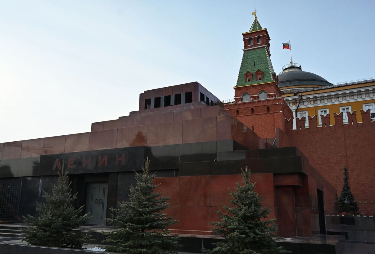 Мавзолей В. И. Ленина, Сенатская башня Московского Кремля и Сенат