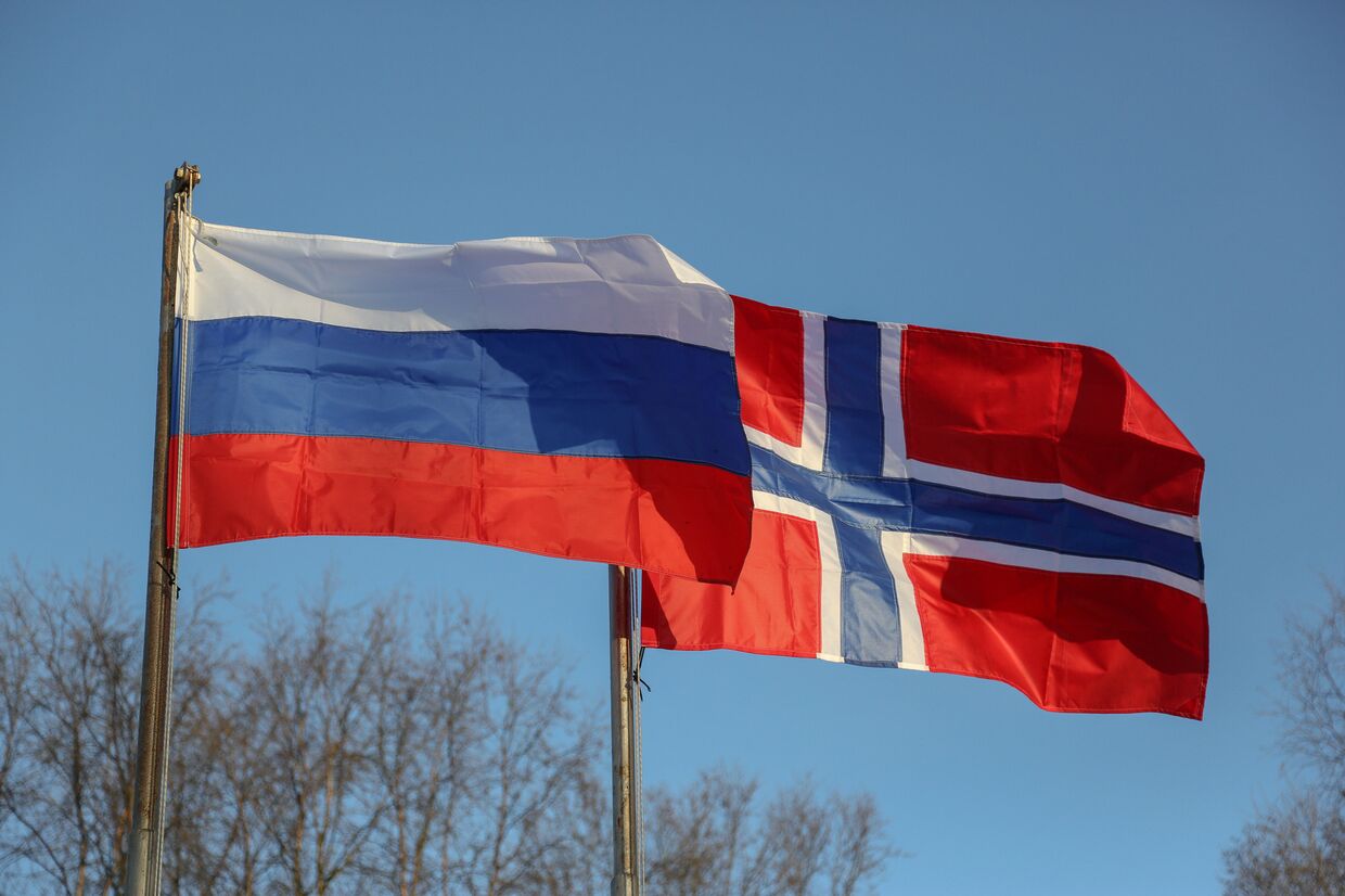 Норвежский и российский флаги