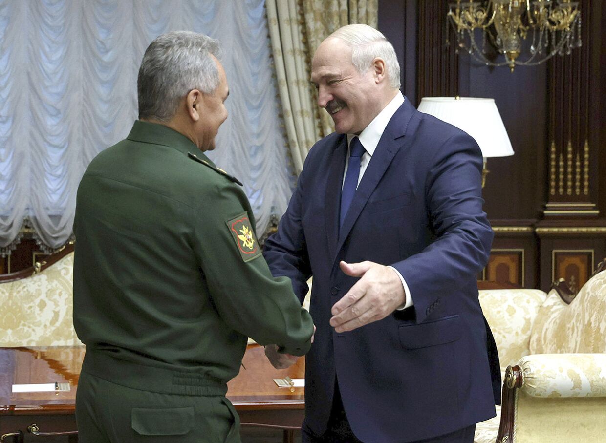 Президент Белоруссии Александр Лукашенко и министр обороны России Сергей Шойгу