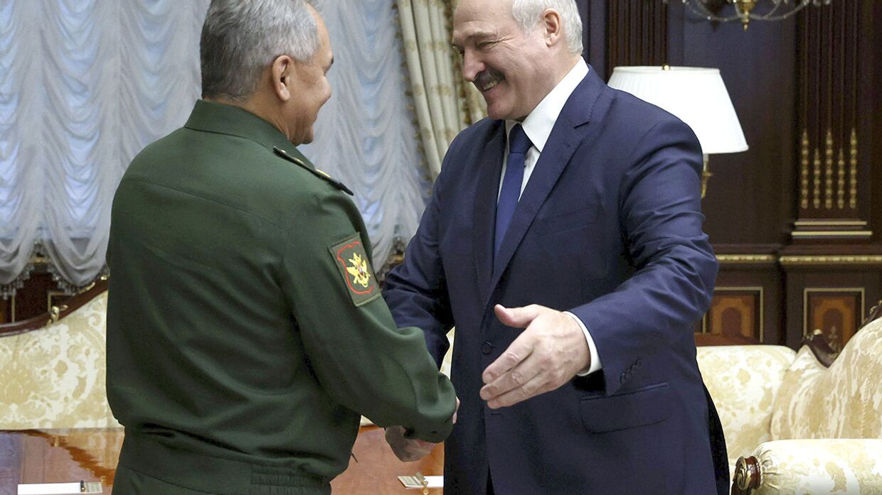 Президент Белоруссии Александр Лукашенко и министр обороны России Сергей Шойгу