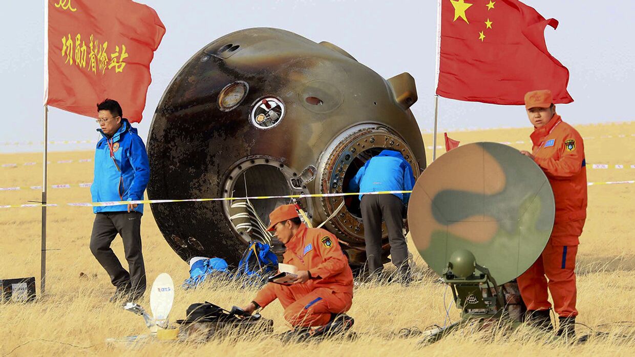 Капсула аппарата «Шэньчжоу-11», приземлившегося в автономном районе Внутренняя Монголия