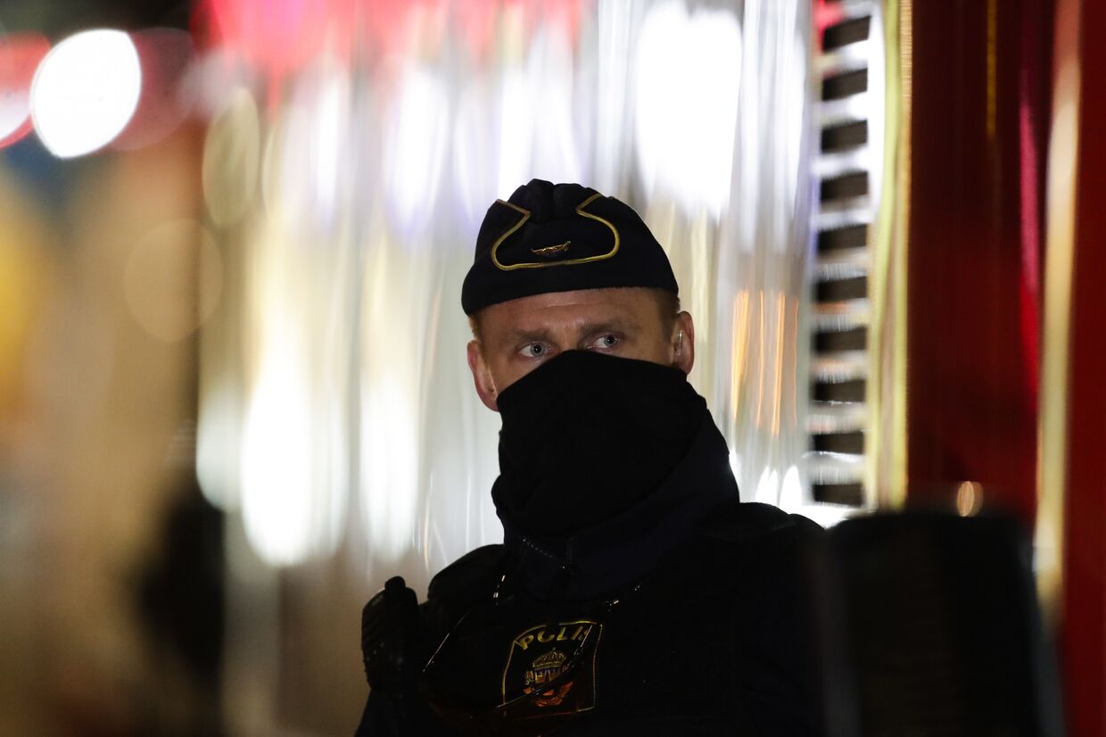 Сотрудник полиции на улице в Стокгольме, Швеция