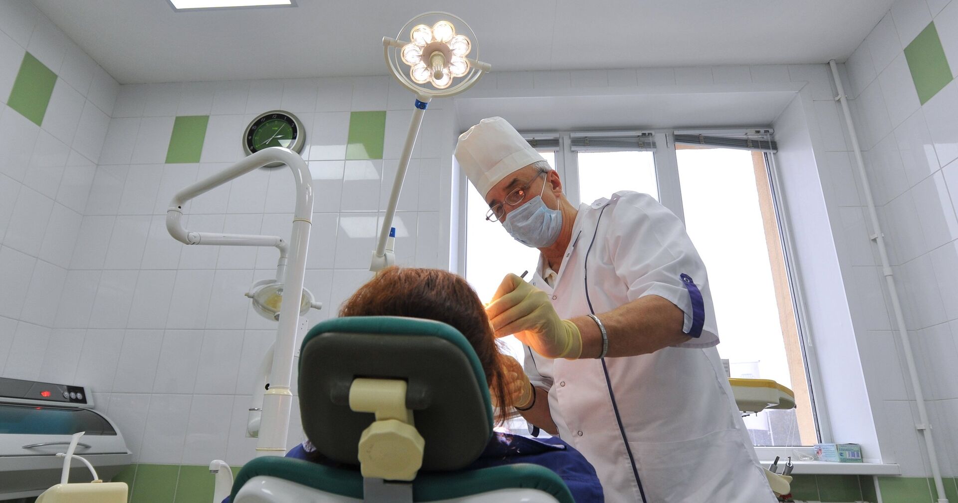 Хирург-стоматолог во время приема пациента - ИноСМИ, 1920, 21.09.2020