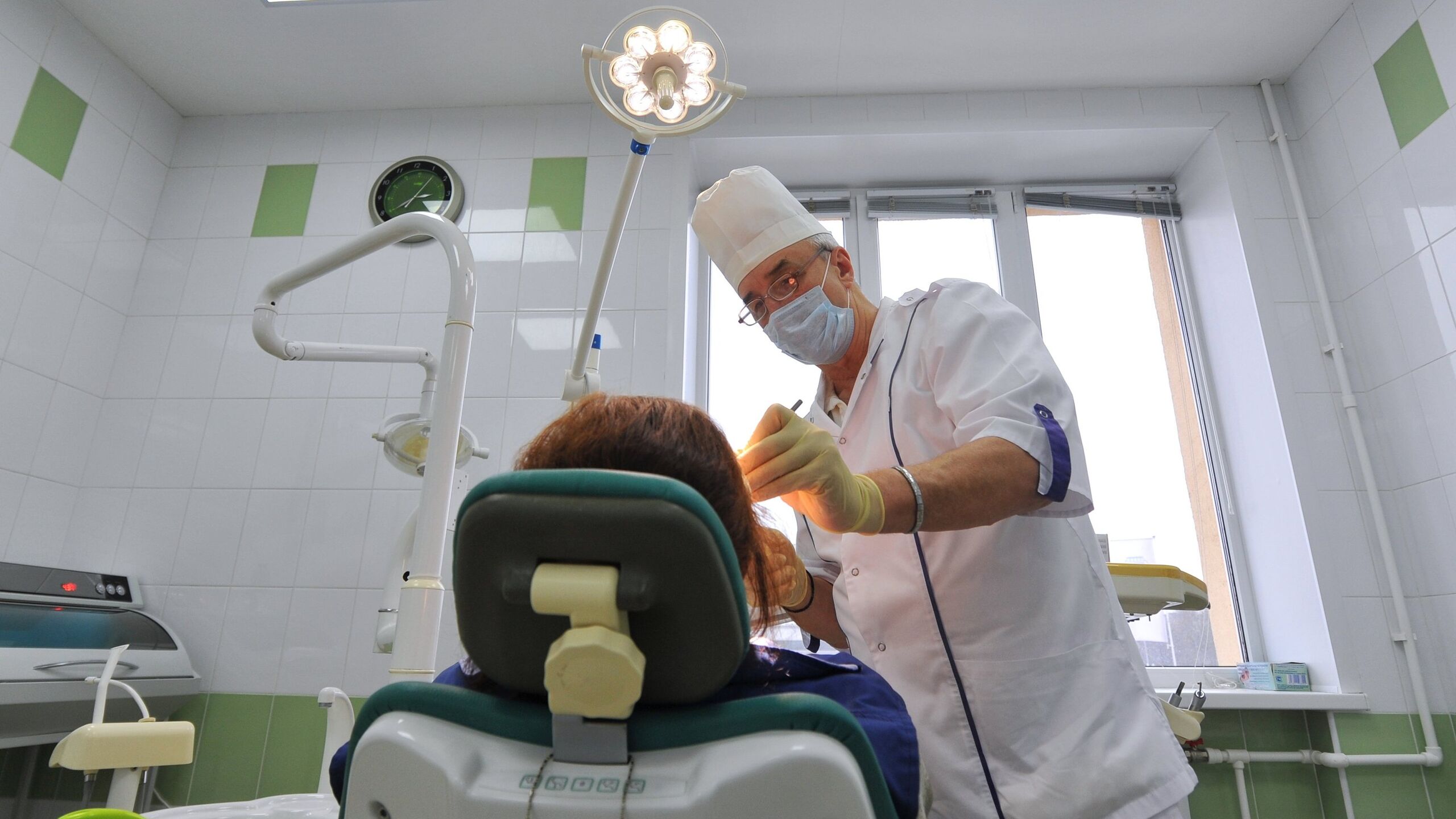 Стоматолог. Стоматологическая клиника 62 в царицыно. Женщины у стоматолога в государственной поликлинике. Прием зубного врача в поликлинике. Прием зубного врача в поликлинике.