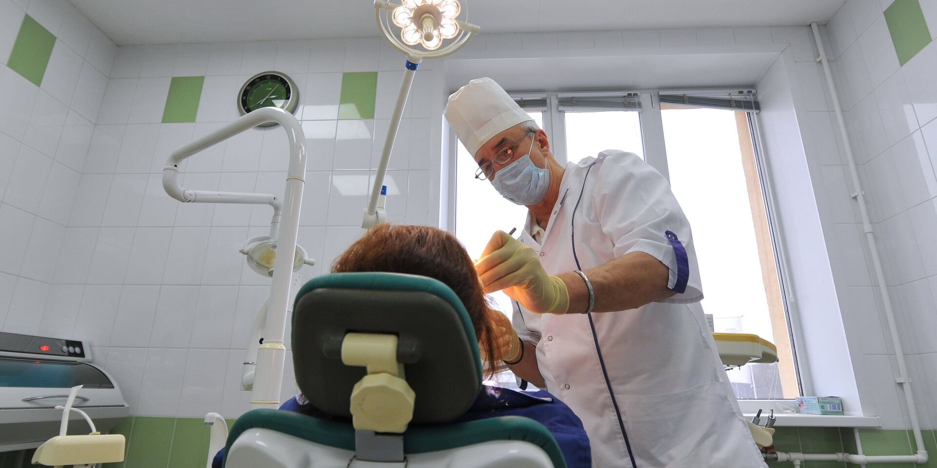 Хирург-стоматолог во время приема пациента - ИноСМИ, 1920, 21.09.2020