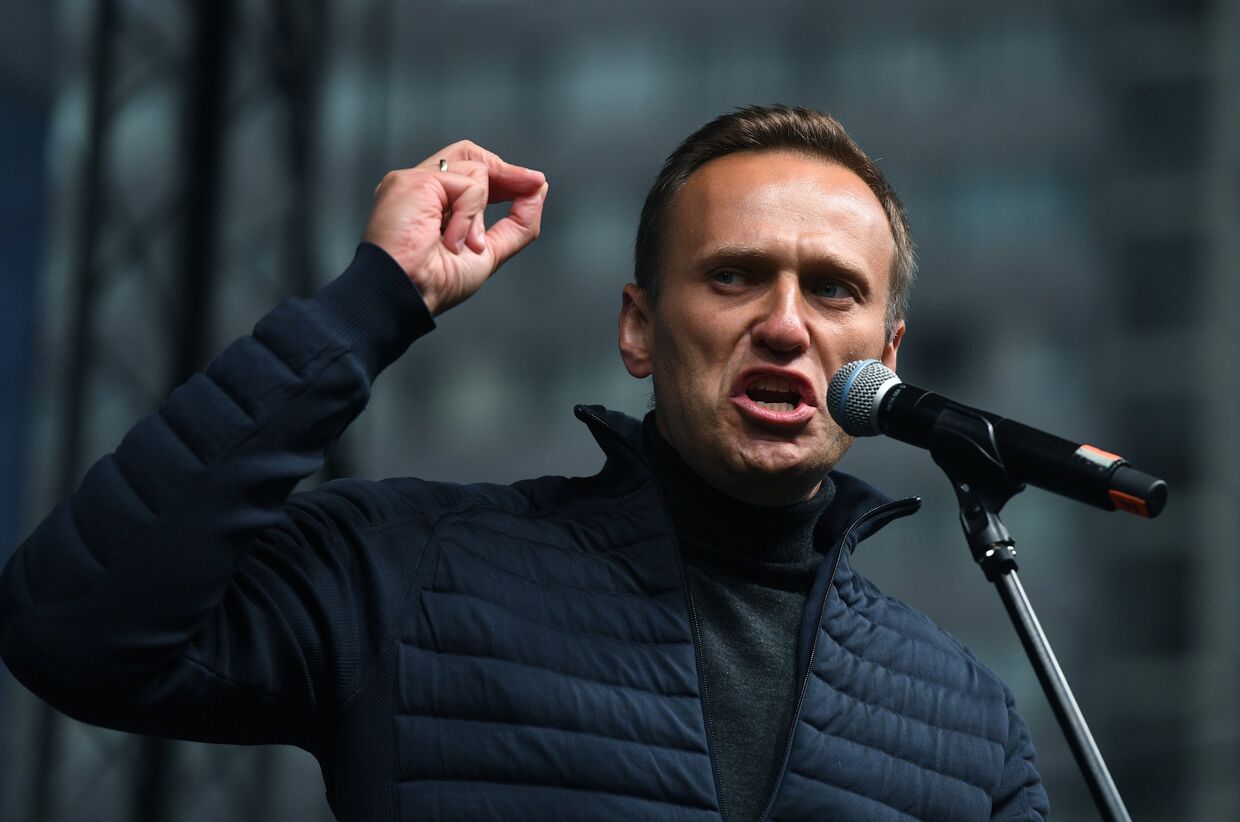 Алексей Навальный выступает на согласованном митинге в поддержку фигурантов московского дела на проспекте Академика Сахарова