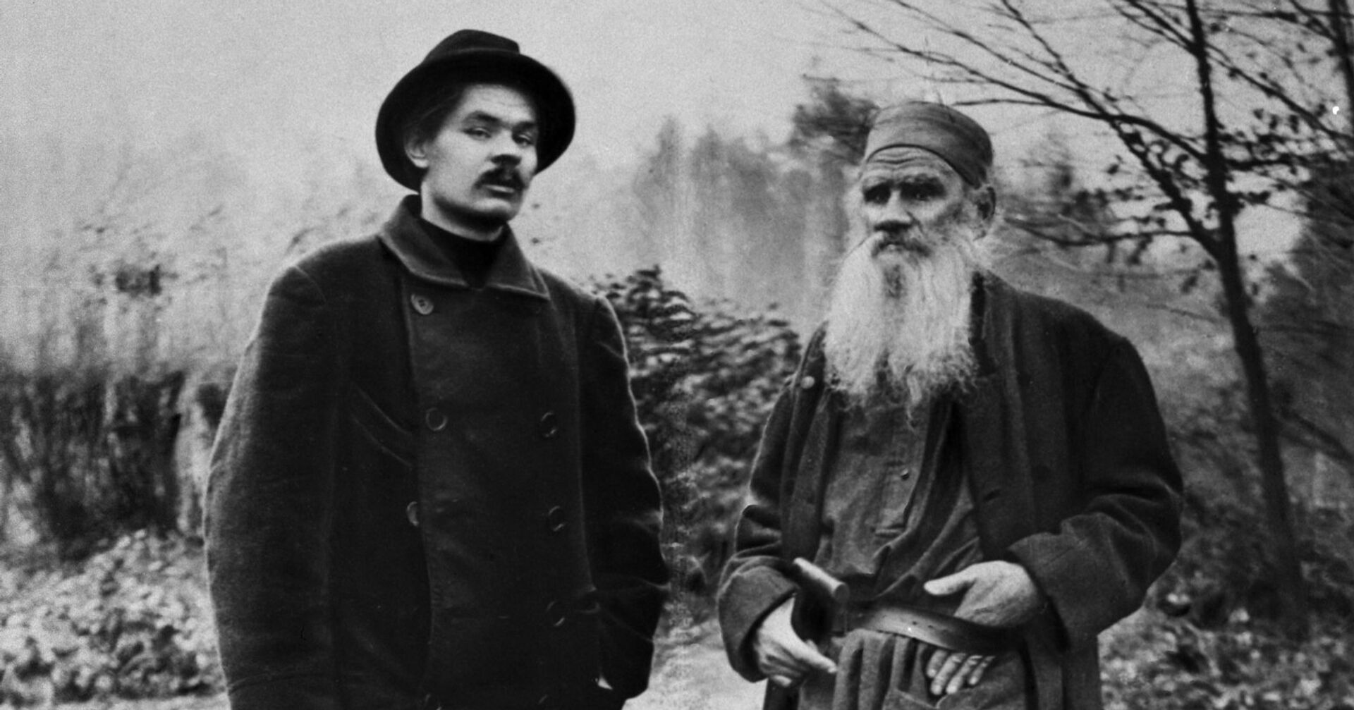 Писатели Максим Горький и Лев Толстой в Ясной поляне - ИноСМИ, 1920, 03.01.2022