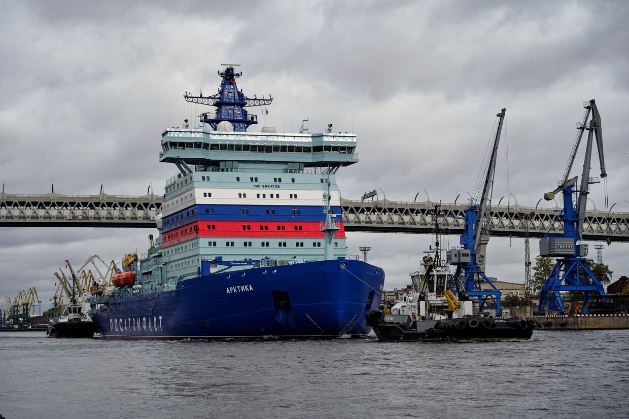 Ледокол Арктика отправляется на ледовые испытания из порта Санкт-Петербурга.