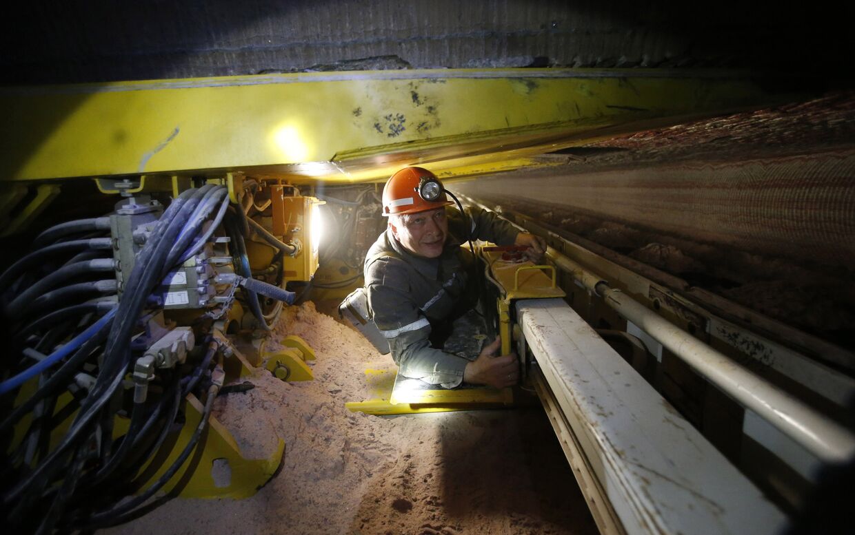Шахтер работает на комбайне по добыче руды в лаве на руднике 4-го рудоуправления производителя калийных минеральных удобрений ОАО «Беларуськалий».