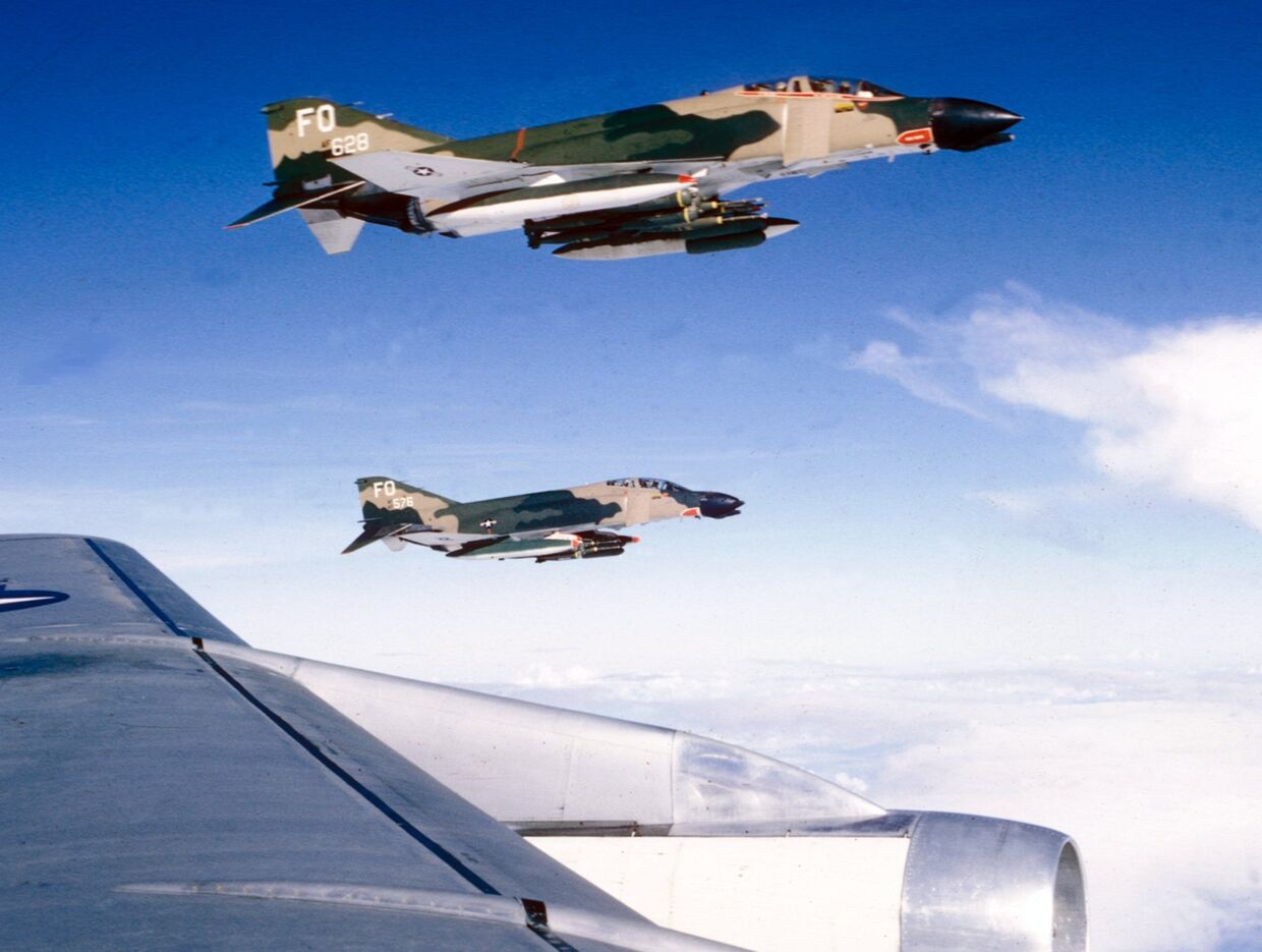 Истребители F-4 в небе над Вьетнамом