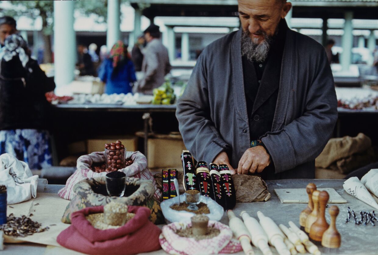 Торговец специями на колхозном рынке Бишкека