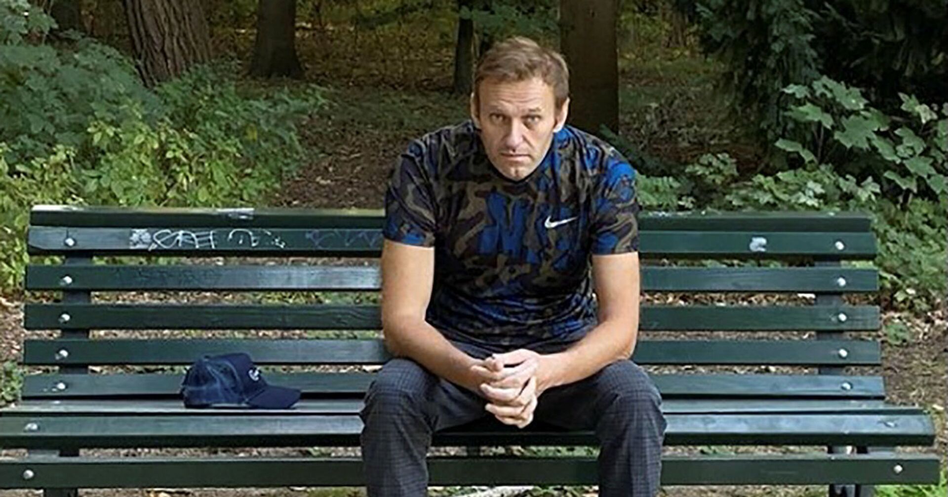 23 сентября 2020. Алексей Навальный сидит на скамейке в Берлине, Германия - ИноСМИ, 1920, 24.09.2020