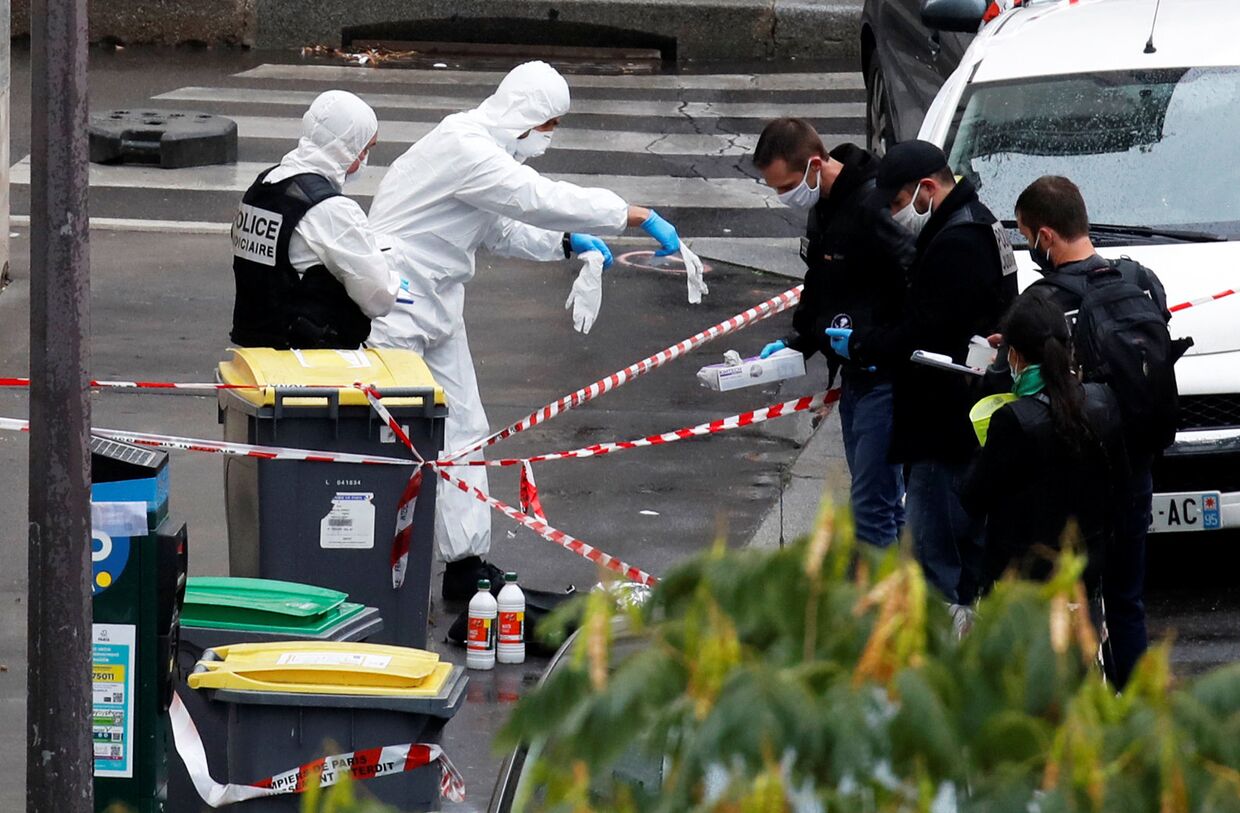 25 сентября 2020. Полицейские на месте инцидента недалеко от редакции Charlie Hebdo в Париже, Франция