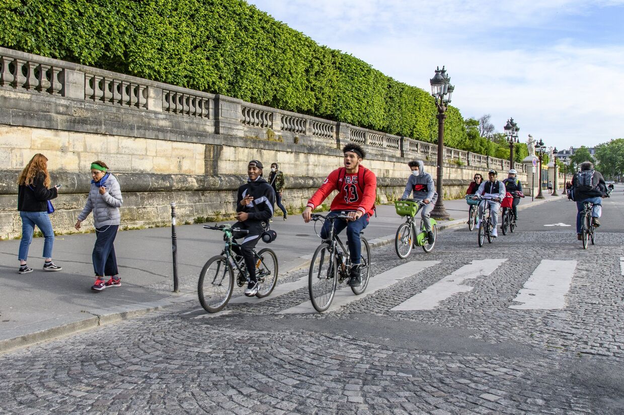 Велосипедисты на площади Согласия в Париже