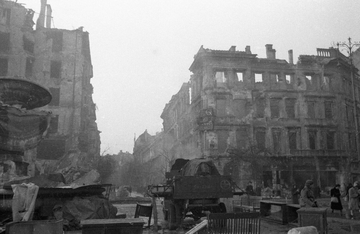 Разрушенный фашистами квартал в Будапеште во время Великой Отечественной войны