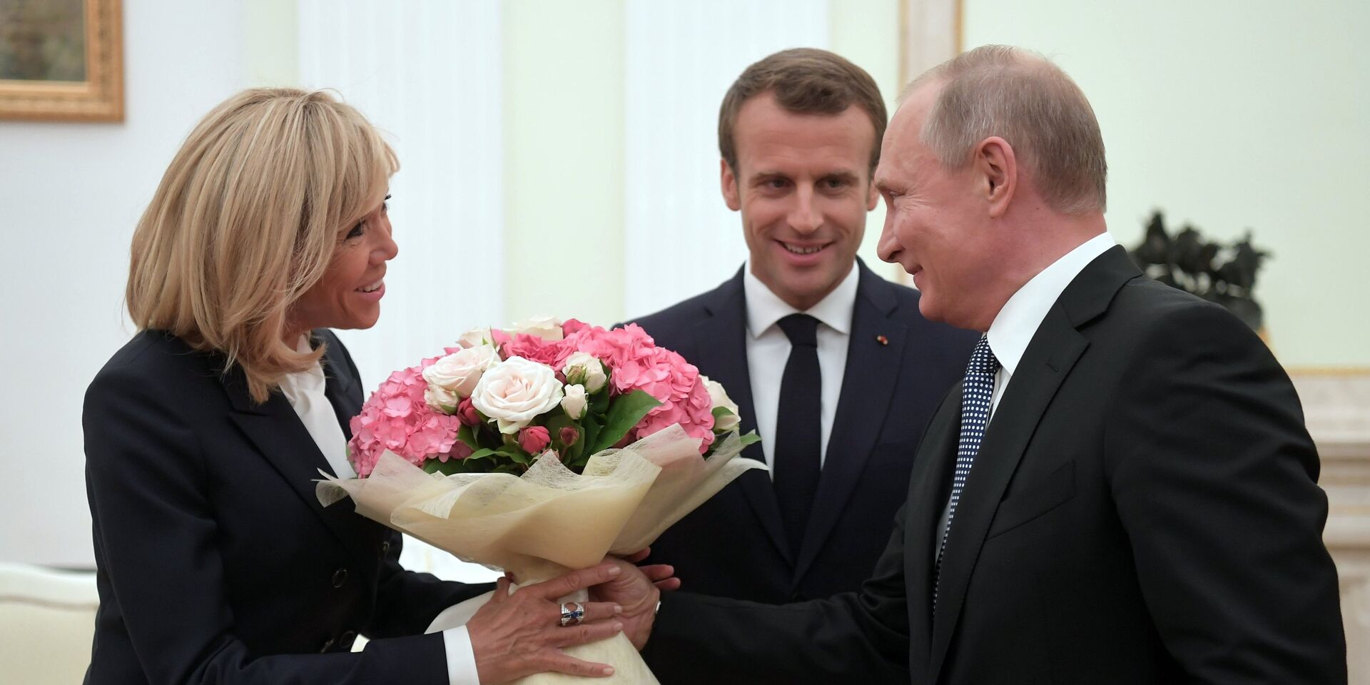 Президент РФ Владимир Путин и президент Франции Эммануэль Макрон с супругой Брижит во время встречи 15 июля 2018 - ИноСМИ, 1920, 07.05.2022