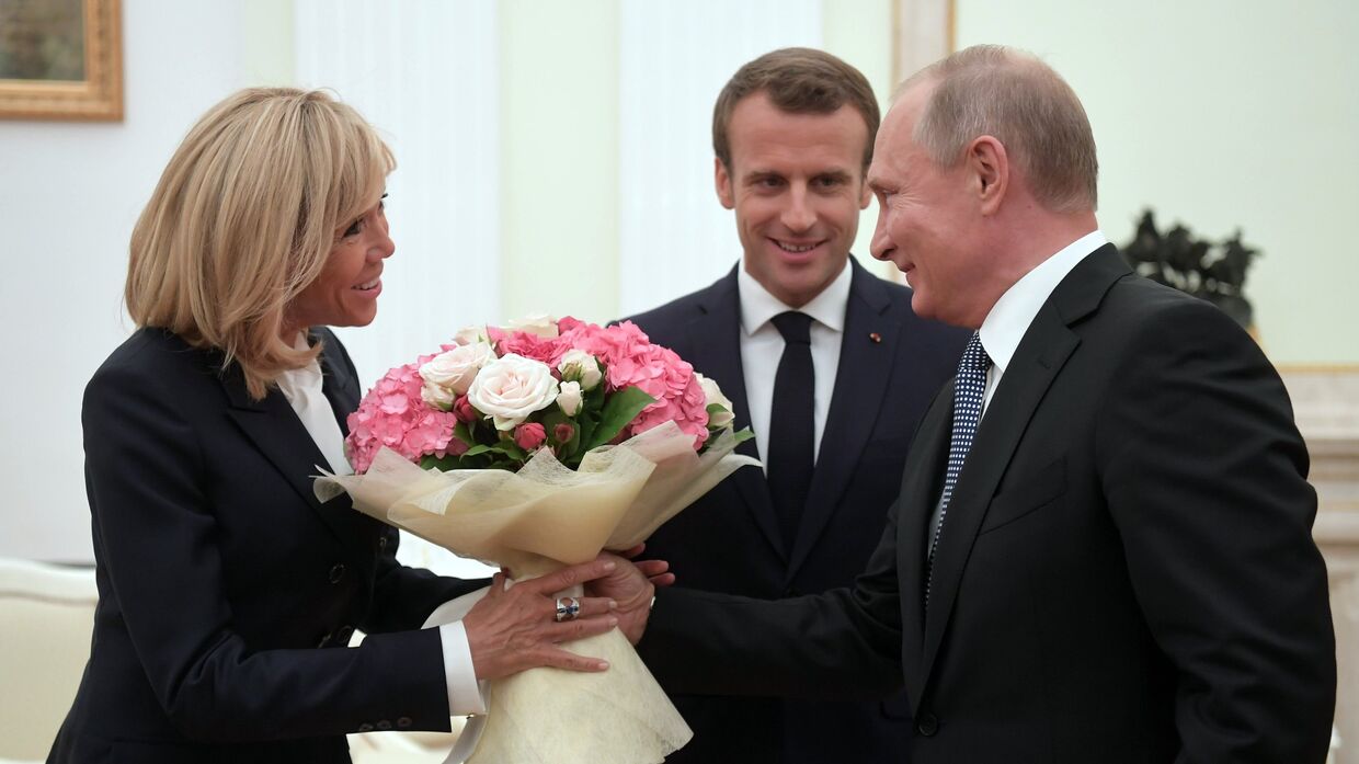 Президент РФ Владимир Путин и президент Франции Эммануэль Макрон с супругой Брижит во время встречи 15 июля 2018