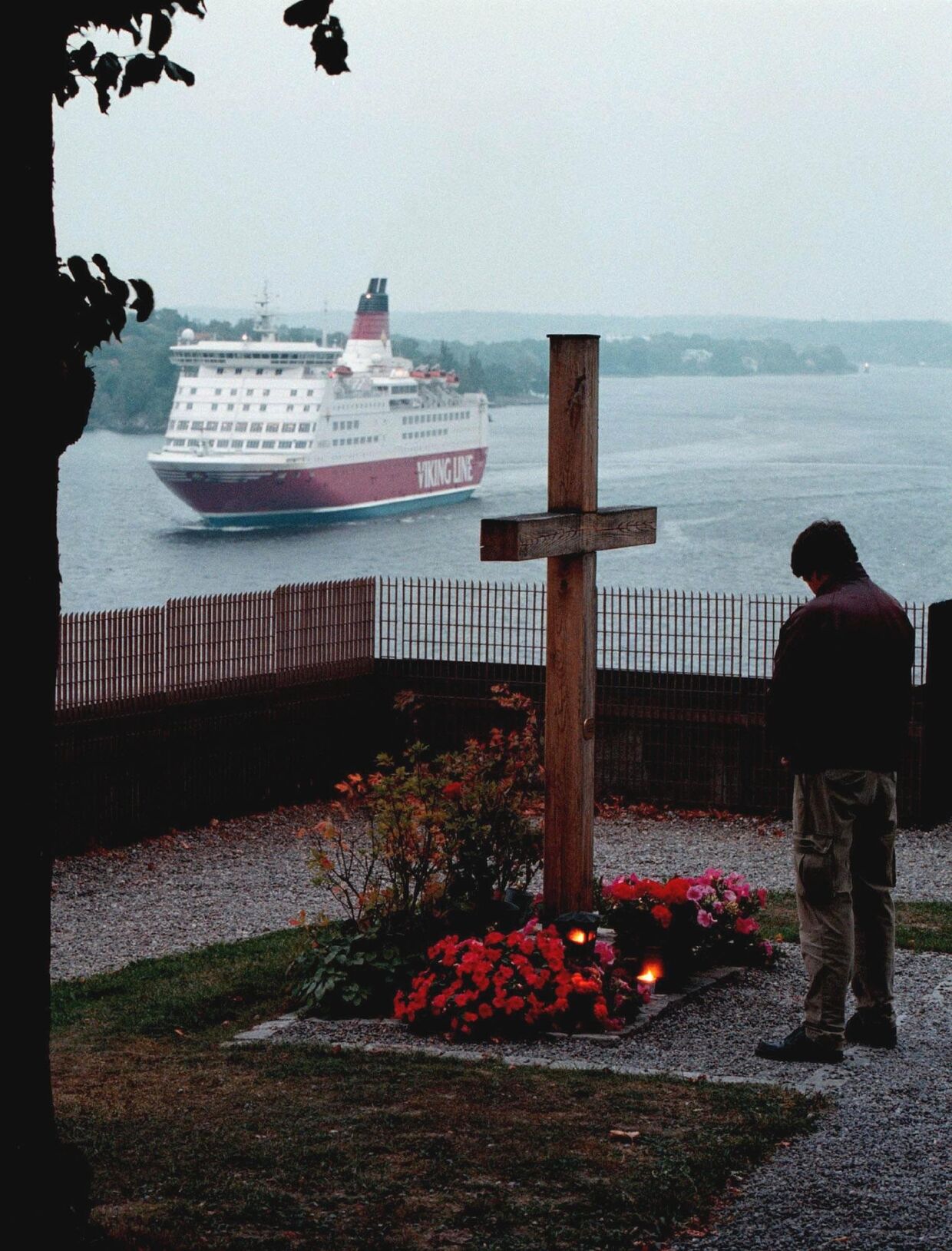 Крест в память о погибших в крушении «Эстонии» в 1994 году в Стокгольме, Швеция