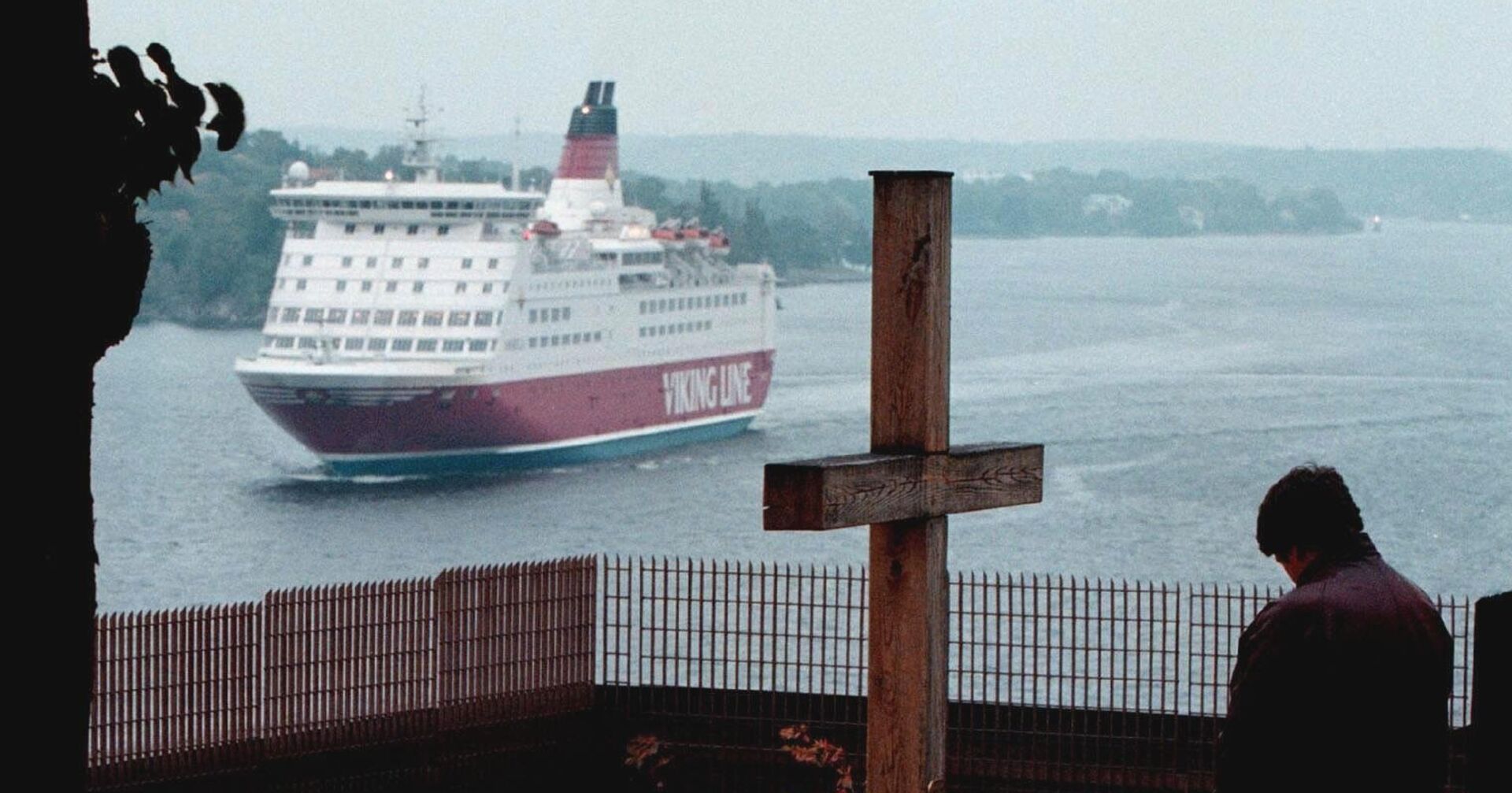 Крест в память о погибших в крушении «Эстонии» в 1994 году в Стокгольме, Швеция - ИноСМИ, 1920, 30.09.2020