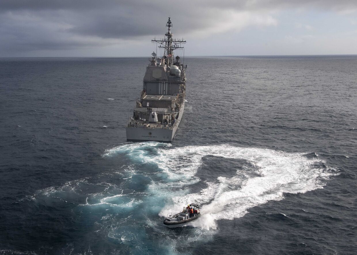 Моряки с норвежского фрегата «Тур Хейердал» на пути к американскому крейсеру во время совместных учений