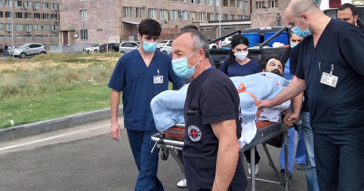 Журналистов, раненных при освещении боевых действий в Нагорном Карабахе, перевозят из медицинского центра Эребуни в аэропорт