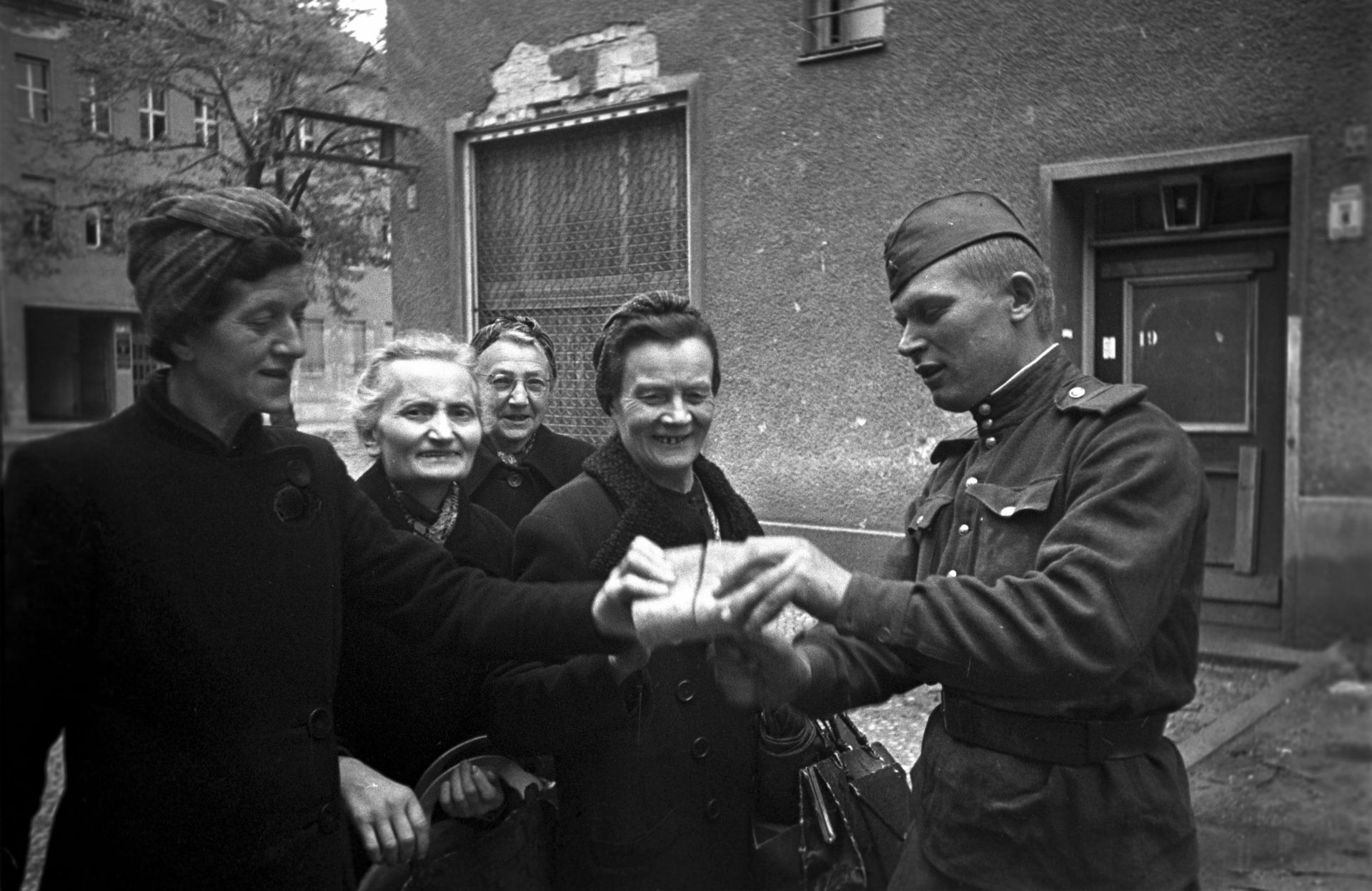 Великая Отечественная война 1941-1945 гг. Советский солдат раздает хлеб женщинам Берлина - ИноСМИ, 1920, 13.07.2026