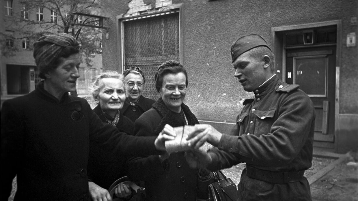 Великая Отечественная война 1941-1945 гг. Советский солдат раздает хлеб женщинам Берлина