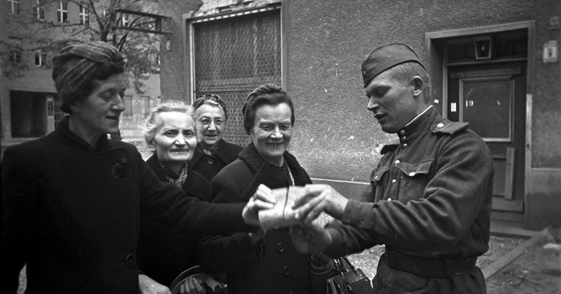 Великая Отечественная война 1941-1945 гг. Советский солдат раздает хлеб женщинам Берлина - ИноСМИ, 1920, 03.10.2020
