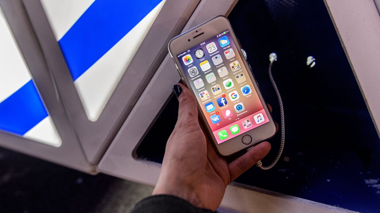 Мобильный телефон на зарядке