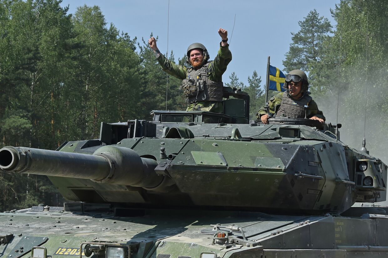 Танкисты на танке Stridsvagn 122, Швеция