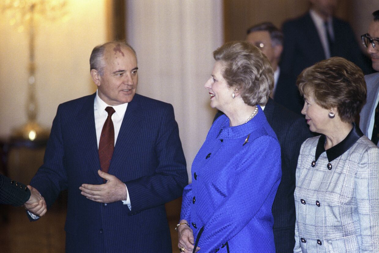 Президент СССР Михаил Сергеевич Горбачев и премьер-министр Великобритании Маргарет Тэтчер на приеме в Кремле