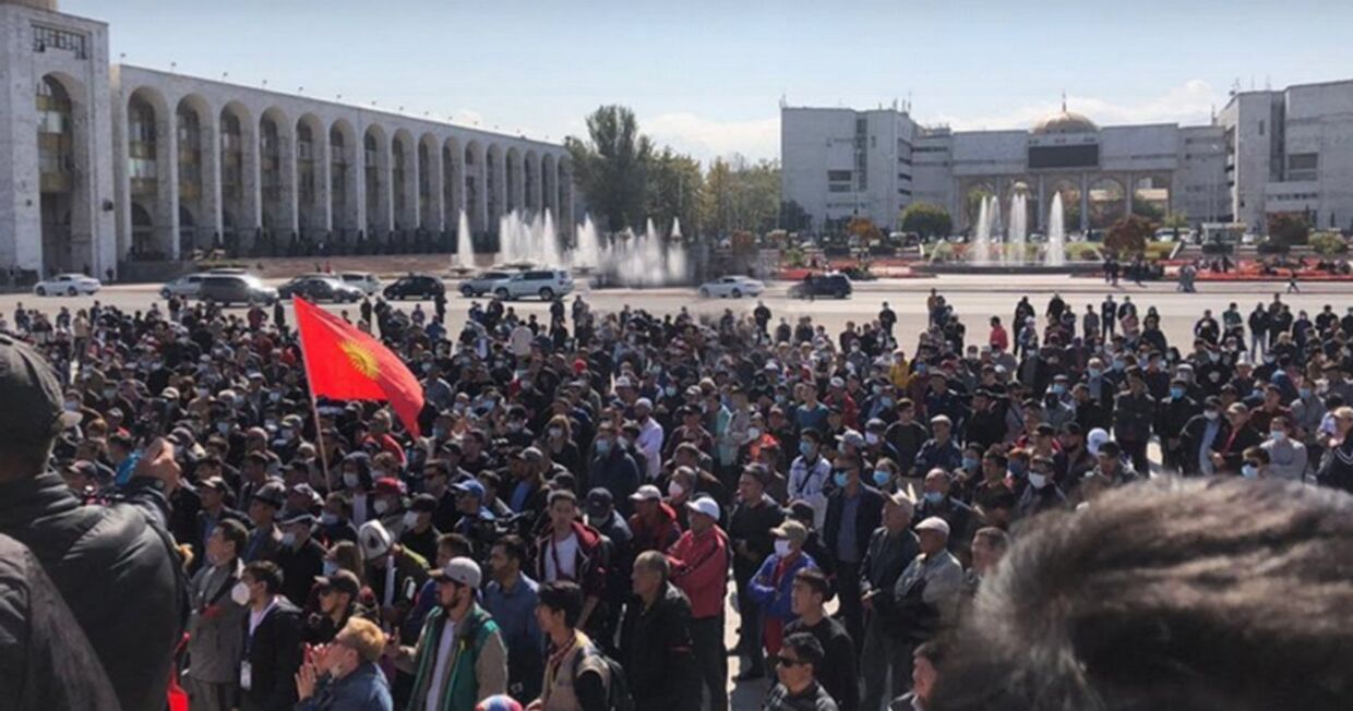 В Киргизии захвачен парламент и освобожден экс-президент Атамбаев